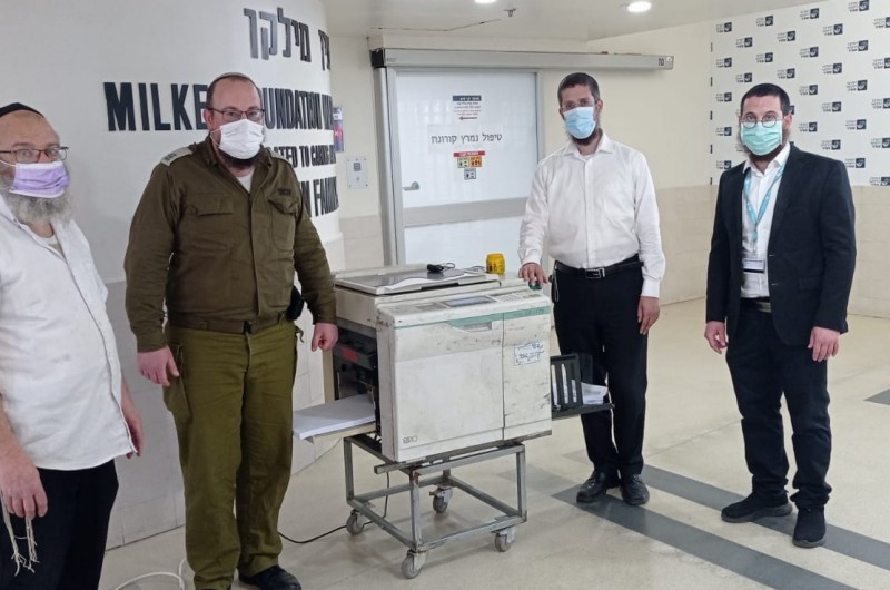 כעת: הדפסת התניא בשערי טיפול נמרץ קורונה בבית הרפואה 'אסף הרופא' בצריפין, לזכותו ולרפואתו השלמה של המשפיע מכפר חב