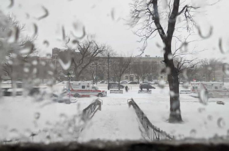 זווית מיוחדת: תיעוד של סופת השלגים בקראון הייטס, כפי שנראה מחלון דלת הכניסה הראשית ל'בית חיינו' 770, הצופה לשדרת איסטרען פארקווי