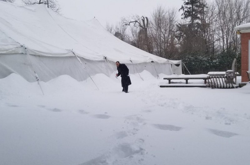 סופת השלגים בניו יורק: שליח הרבי הרב נחום טננבוים מוודא את תקינות אוהל הענק שמשמש את הקהילה בתקופת הקרונה. על מנת שהאוהל לא יתמוטט מכ-60 סנטימטר של שלג, עובדים מנקים את גג האהול ללא הפסקה