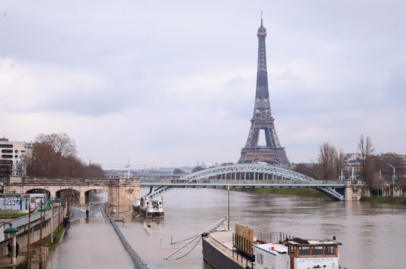 גשמים עזים בבירת צרפת: הצלם החב