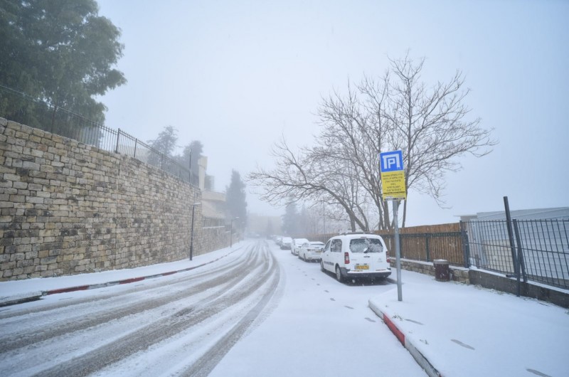 בעוד בירושלים והסביבה מצפים לשלג, בצפת הכבישים כבר כוסו בלבן, והמפלסות של העירייה כבר בשטח. צפו בתמונות של דובער הכטמן, COL