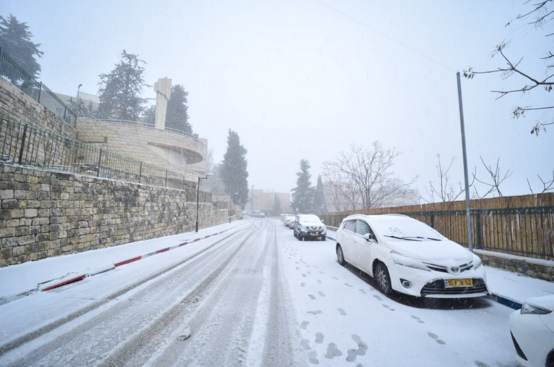 שלג ברמת הגולן ובהרי הגליל: שלג קל החל לרדת בירושלים