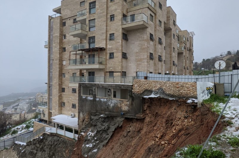 התושבים חולצו בשלום: בור ענק נפער ליד בניין מגורים בצפת