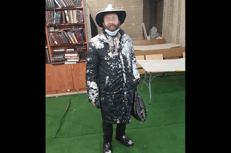 השלג הביתרי לא עוצר את הרב שמריהו בוטמאן, למסור שיעור גמרא כמידי שבוע, בבית הכנסת 'אוהב ישראל'