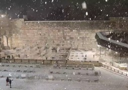 המצלמות תיעדו: כך נראה הכותל המערבי בעת סופת השלגים אמש בירושלים הבירה • צפו (צילום: הקרן למורשת הכותל) המצלמות תיעדו: כך נראה הכותל המערבי בעת סופת השלגים אמש בירושלים הבירה • צפו (צילום: הקרן למורשת הכותל)
