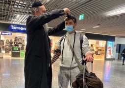 בירור ניצוצות: ר' דוד סגל מקריית מלאכי מניח תפילין בשדה התעופה בפרנקפורט בהמתנה למטוס החילוץ • צפו בירור ניצוצות: ר' דוד סגל מקריית מלאכי מניח תפילין בשדה התעופה בפרנקפורט בהמתנה למטוס החילוץ • צפו