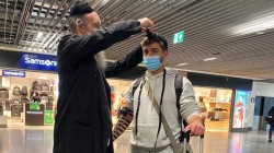 בירור ניצוצות: ר' דוד סגל מקריית מלאכי מניח תפילין בשדה התעופה בפרנקפורט בהמתנה למטוס החילוץ • צפו בירור ניצוצות: ר' דוד סגל מקריית מלאכי מניח תפילין בשדה התעופה בפרנקפורט בהמתנה למטוס החילוץ • צפו