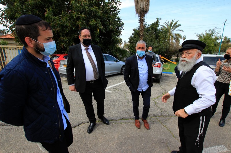 החליפו מתנות: ראש המועצה גבעת זאב הגיע לביקור ב'יד ביד'