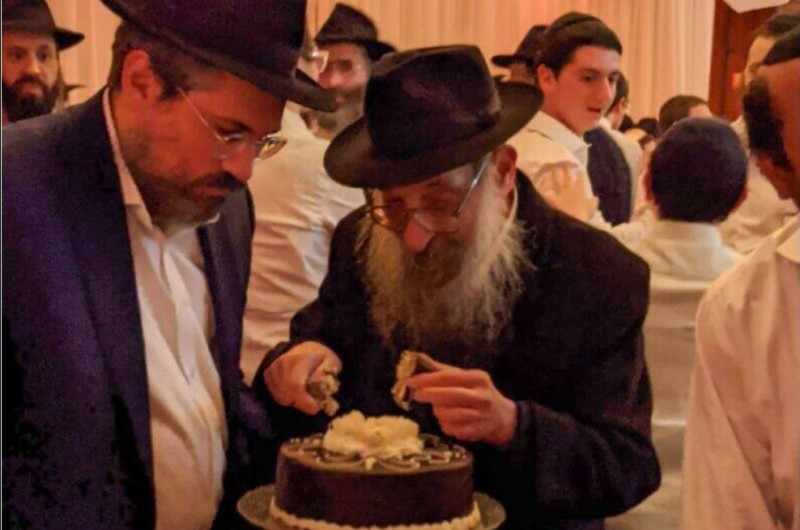 יום הולדת שמח: בחתונת מינץ-רפופורט שהתקיימה בקראון הייטס, הוגשה בהפתעה עוגת יום הולדת למשפיע הרב בערל ליפסקר 
