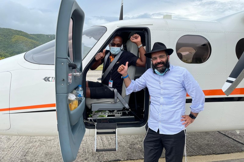 הזמר החסידי ר' יוני שלמה נצפה הבוקר במטוס באחד מאיי אפריקה שם יחגוג את הסדר בשליחות חב
