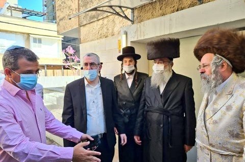 ראש עיריית רמת גן, כרמל שאמה הכהן, הגיע אל בית הכנסת שחולל ע