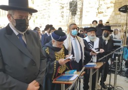כעת ברחבת הכותל: ברכת כהנים בהשתתפות הרבנים הראשיים, ראש העיר והכהן השגריר לשעבר מר דייויד הכהן פרידמן (צילום: מאיר דהן) כעת ברחבת הכותל: ברכת כהנים בהשתתפות הרבנים הראשיים, ראש העיר והכהן השגריר לשעבר מר דייויד הכהן פרידמן (צילום: מאיר דהן)