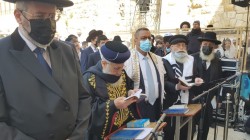 כעת ברחבת הכותל: ברכת כהנים בהשתתפות הרבנים הראשיים, ראש העיר והכהן השגריר לשעבר מר דייויד הכהן פרידמן (צילום: מאיר דהן) כעת ברחבת הכותל: ברכת כהנים בהשתתפות הרבנים הראשיים, ראש העיר והכהן השגריר לשעבר מר דייויד הכהן פרידמן (צילום: מאיר דהן)