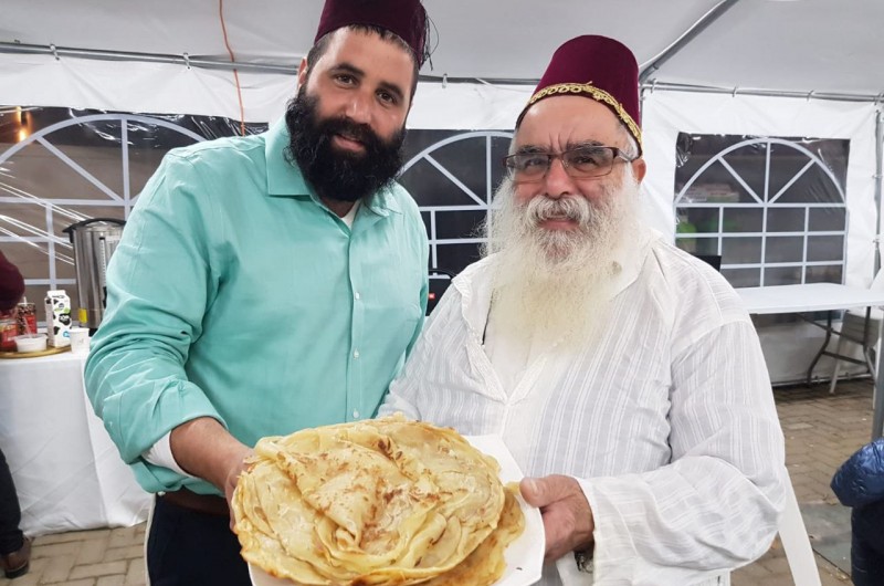 תרבחו ותסעדו: חגיגת מימונה מסורתית בחצר ביתו של ר' אבי מלכא (צילום: מאיר דהן)