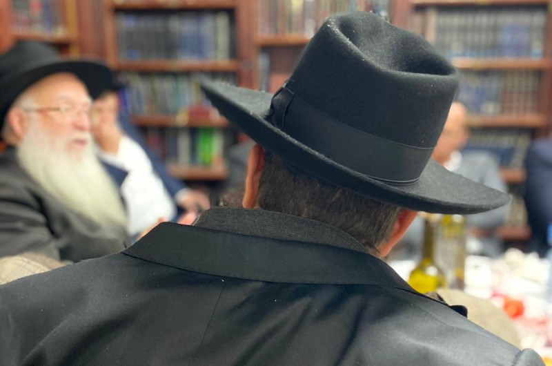 גם לאחר צאת השבת והחג: סעודת משיח בטלז סטון עם הרב יחזקאל סופר נמשכה שעות ארוכות