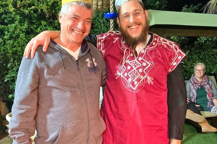 מסעודת משיח למימונה: שלוחים ברחבי הארץ המשיכו את סעודות המשיח החגיגיות בסעודות המימונה של מקורביהם