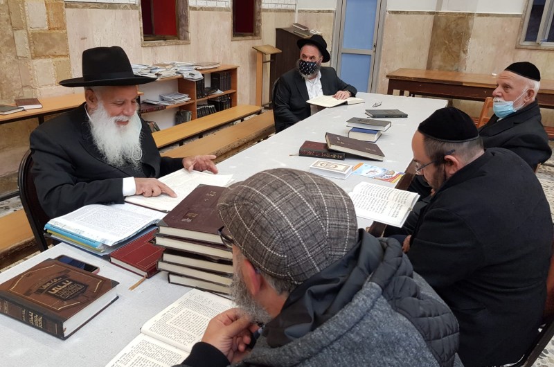 שיעור ראשון: מתפללי 'בית מנחם' שמחו לראות שוב את הרב מיכאל מויאל מוסר את שיעורו הקבוע ב'עין יעקב', לאחר הפסקה ארוכה של שנה (צילום: מאיר דהן)