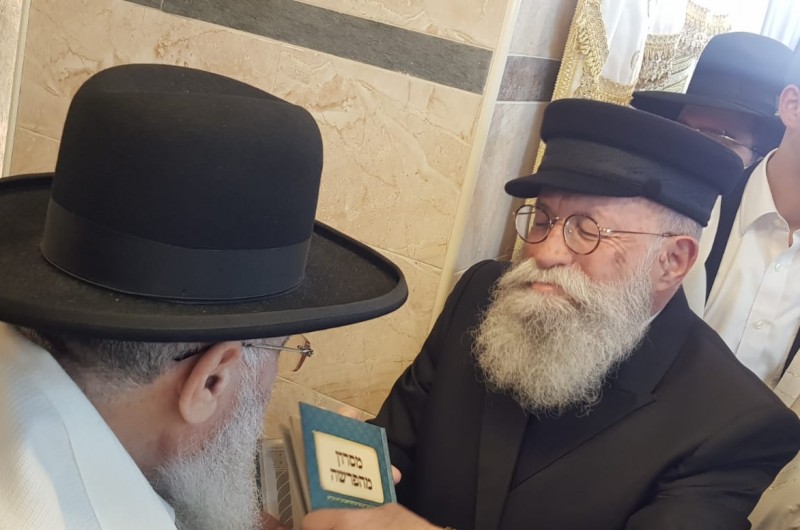 העסקן החסידי הרב יעקב גלויברמן הגיע לביקור אצל הרבנים הראשיים לישראל - הגאון רבי יצחק יוסף והגאון הרב דוד לאו, וקיבל ברכתם. הרב גלויברמן העניק לרבנים את ספרו החדש 