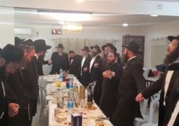 צפו: שלוחי הרבי בעיר הבירה ירושלים בריקוד חסידי בהתוועדות שנערכה לרגל כ צפו: שלוחי הרבי בעיר הבירה ירושלים בריקוד חסידי בהתוועדות שנערכה לרגל כ