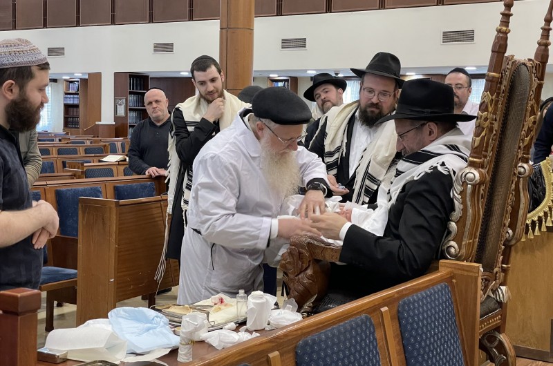 בהיכל בית הכנסת המרכזי במוסקבה: ידידים ובני משפחה בברית המילה לבן משפחת ר' שניאור זלמן זוטייב, מאנ