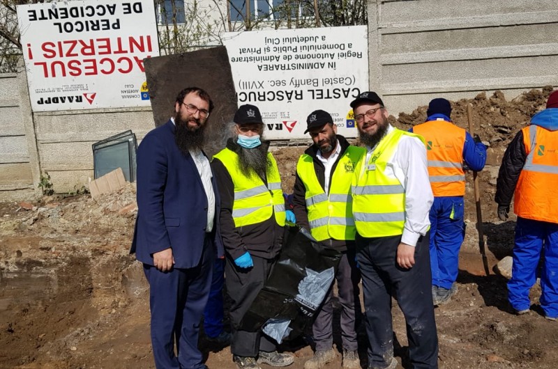 התגלו עצמות בבית העלמין; שליח חב