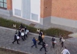 בתופים ומחולות: תלמידי 'חדר מנחם' במוסקבה מתכוננים לקראת תהלוכת ל בתופים ומחולות: תלמידי 'חדר מנחם' במוסקבה מתכוננים לקראת תהלוכת ל