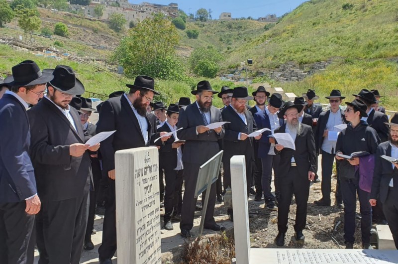 לרגל היארצייט: עשרות עלו לקברו של הרב לייב קפלן בצפת