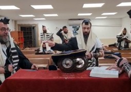 חנה בת ר' הרצל: ר' הרצל קוסאשוילי מלוד בקריאת השם לבתו הנולדת במזל טוב, הבוקר בבית כנסת 'הצעירים' בלוד • צפו חנה בת ר' הרצל: ר' הרצל קוסאשוילי מלוד בקריאת השם לבתו הנולדת במזל טוב, הבוקר בבית כנסת 'הצעירים' בלוד • צפו