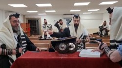 חנה בת ר' הרצל: ר' הרצל קוסאשוילי מלוד בקריאת השם לבתו הנולדת במזל טוב, הבוקר בבית כנסת 'הצעירים' בלוד • צפו חנה בת ר' הרצל: ר' הרצל קוסאשוילי מלוד בקריאת השם לבתו הנולדת במזל טוב, הבוקר בבית כנסת 'הצעירים' בלוד • צפו