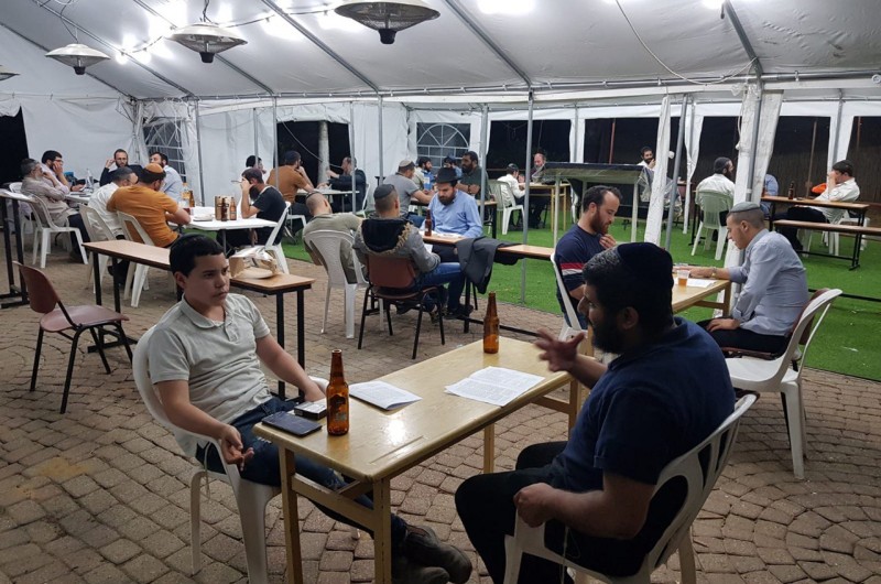 הפרויקט של 'בית כנסת-לצעירים' בקריית מלאכי: אחת לשבוע מתכנסים יחד עשרות האברכים ולומדים בחברותות שיחה של הרבי