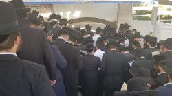 ערב ראש חודש סיוון. כמסורת בקרב קהילות רבות, המונים נושאים צקון לחש בציונו של השל ערב ראש חודש סיוון. כמסורת בקרב קהילות רבות, המונים נושאים צקון לחש בציונו של השל