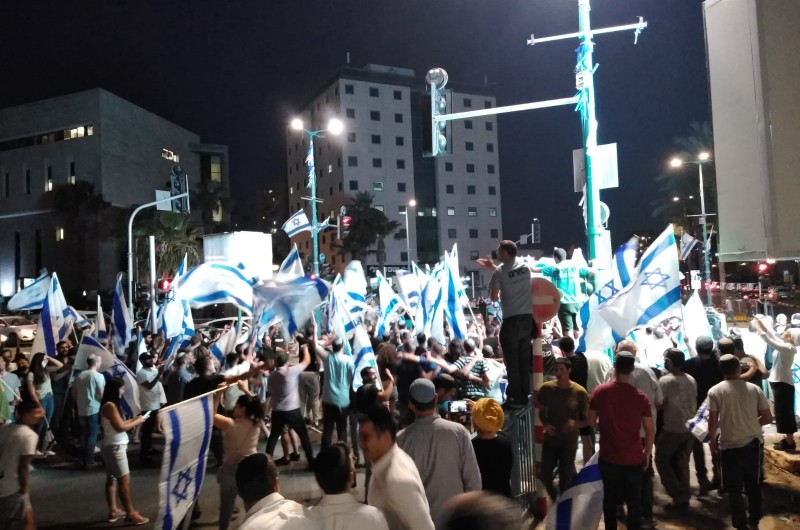 במרכז העיר: מפגן חיזוק של תושבי לוד, בעקבות גל אירועי הטרור שעוברים תושבי העיר ביממה האחרונה (צילום: תנועת 'אם תרצו')