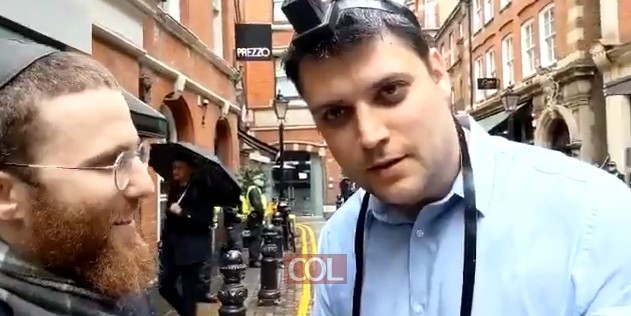 בהפגנת תמיכה בישראל שנערכה בלונדון: כתב 'חדשות 12' באירופה, אלעד שמחיוף נצפה עם תפילין על ראשו בדוכן חב