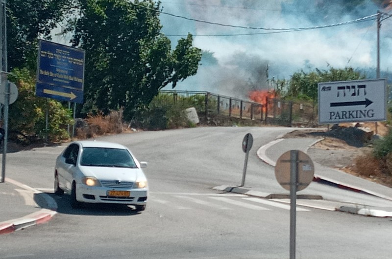 שריפת ענק השתוללה בסמוך לקברו של רבי מאיר בעל הנס בטבריה. כוחות כיבוי-אש השתלטו על השריפה (צילום: רוטרניק)