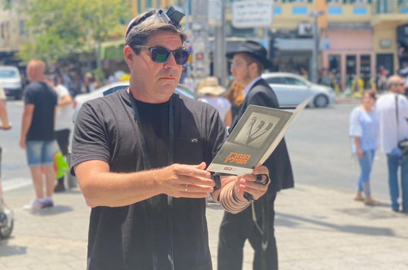 דוגמא אישית לעוברי האורח: השר לשיתוף פעולה אזורי, חבר הכנסת אופיר אקוניס, בהנחת תפילין לקראת שבת ברחוב המלך ג'ורג' בתל אביב