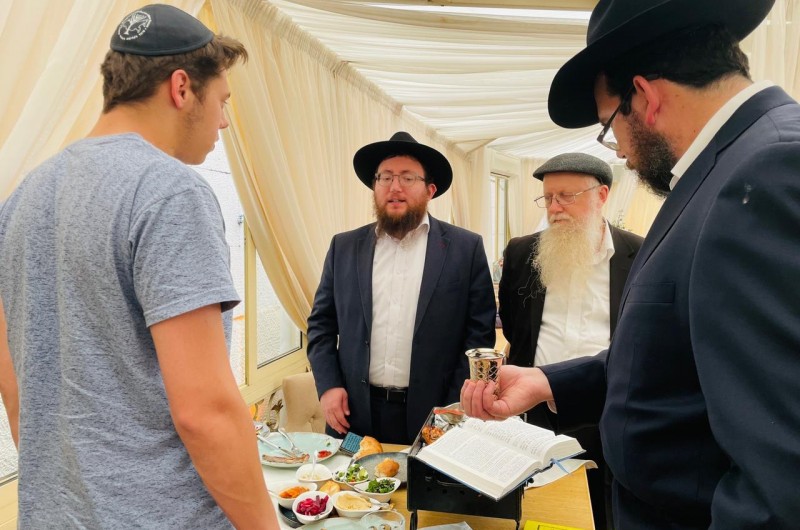 הרב יעקב ליפש, מהשלוחים בעיר סרטוב שברוסיה, בברכות ונתינת שם יהודי ל׳חברותא׳ שלו - נער יהודי מסרטוב. לצדו הסנדק והמוהל (צילום: שייע בטוויטר)