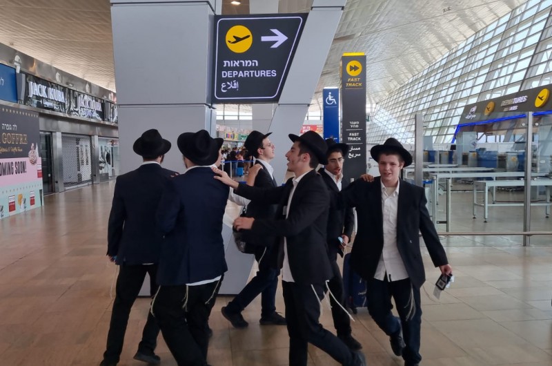 'טייערע ברידער': תמימים מאלעד רוקדים בדרכם לרבי