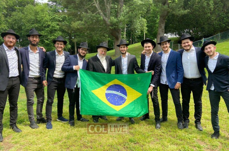 קבוצת בחורים מברזיל שסיימו את שנת הלימודים בישיבת חב
