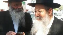 ערב שבת ברמת שלמה: המשפיע הרב יוסף יצחק אופן והרב קלמן וויינפעלד מקראון הייטס מאזינים לקטעי ניגוני חב ערב שבת ברמת שלמה: המשפיע הרב יוסף יצחק אופן והרב קלמן וויינפעלד מקראון הייטס מאזינים לקטעי ניגוני חב