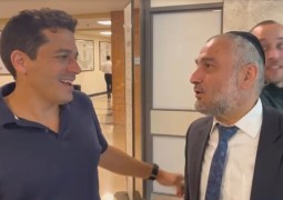 בכנסת: אבוטבול מחמיא לשיקלי על הראיון שהעניק ל'כפר חב בכנסת: אבוטבול מחמיא לשיקלי על הראיון שהעניק ל'כפר חב