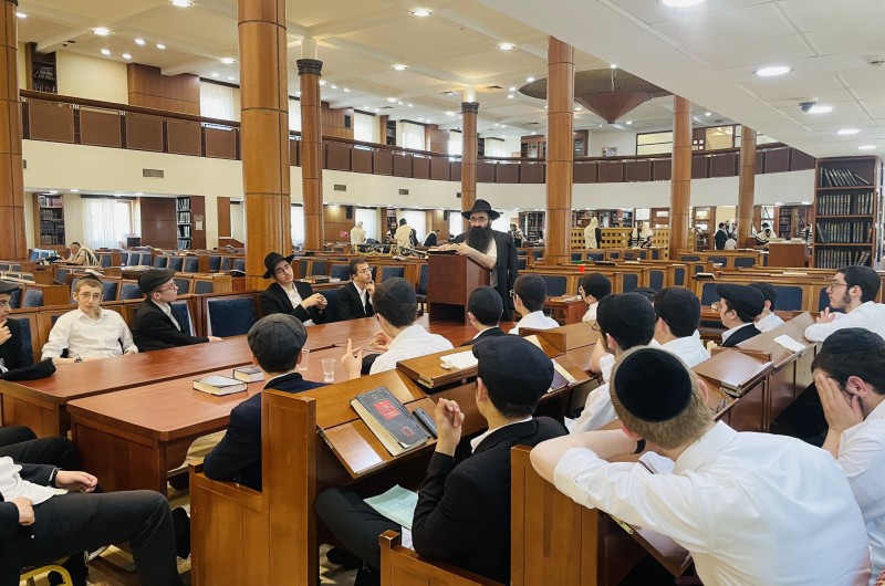 במסגרת ישיבת בין הזמנים נערכים שיעורים מרתקים מאת טובי הרבנים, בבית הכנסת המרכזי 