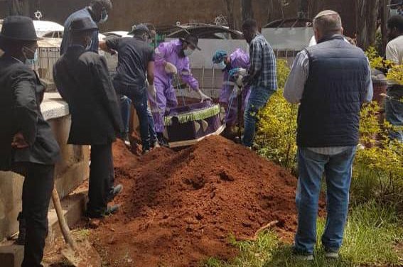 במבצע מיוחד: שליח קבר יהודי בן 56 שנפטר מקורונה באתיופיה