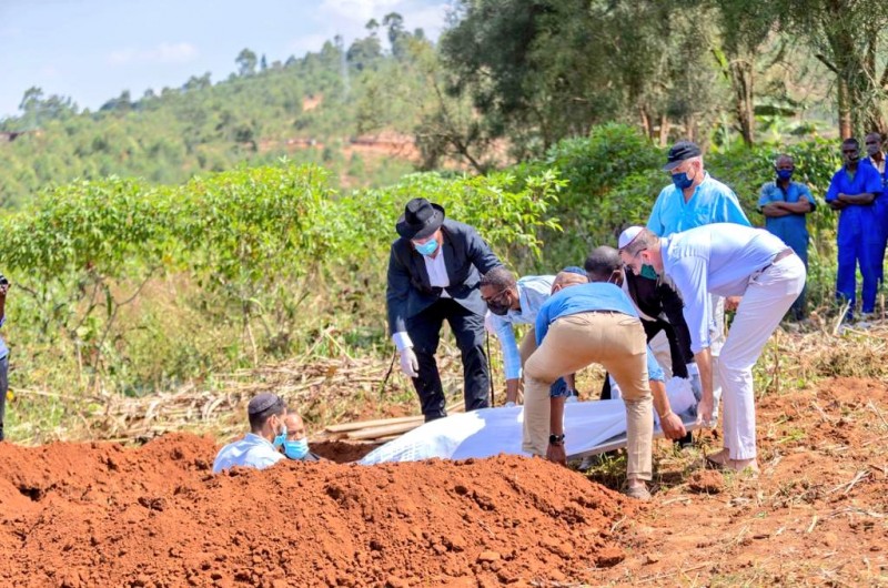 ברואנדה שבאפריקה נקבר לראשונה יהודי מקומי בחלקה ייעודית היסטורית שהשיג השליח הרב חיים בר סלע בסיוע הרשויות המקומיות