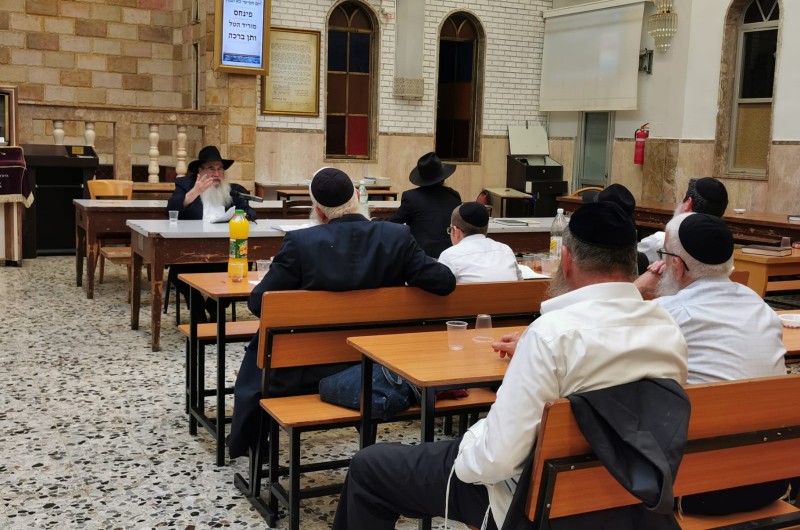 הרב יעקב משה וואלברג מוסר שיעור בשיחת קודש של הרבי בבית הכנסת 'בית מנחם', בהשתתפות עשרות מאנ