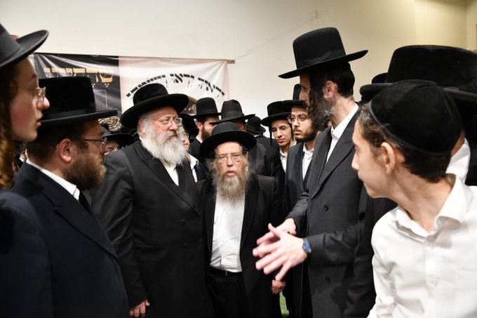 רבני העיר בני ברק הרב הגאון יצחק אייזיק לנדא והרב הגאון שבח רוזנבלט בסיור משותף ביריד הספרים הענק של 'המבשר' כשהם מלווים על ידי מנכ