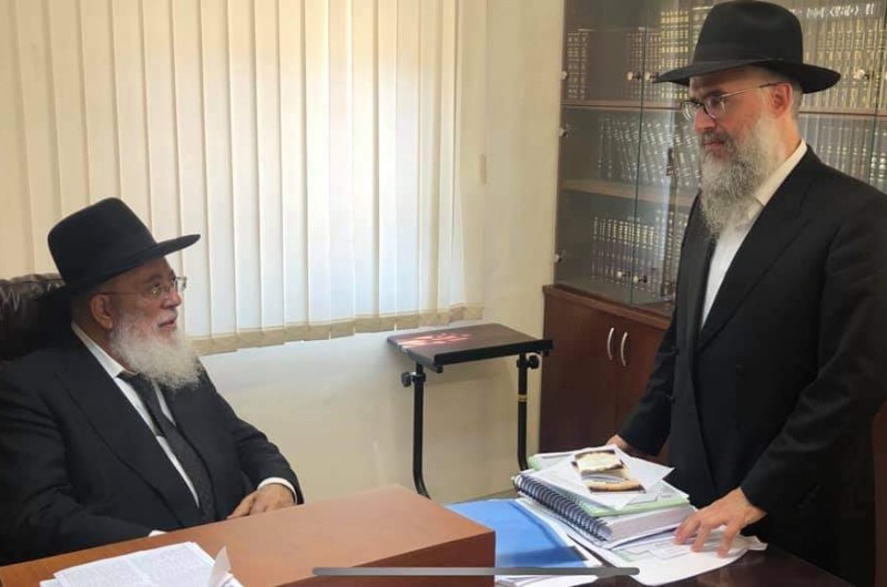 שליח הרבי ורבה של המבורג שבגרמניה, הרב שלמה ביסטריצקי בפגישה עם רבה של ירושלים, הרב שלמה עמאר, בה דנו על נושאים הלכתיים הקשורים ליהדות בהמבורג