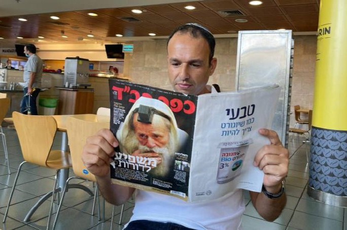 במזנון הכנסת: עיתונאי ערוץ 7 חזקי ברוך נוטל הפוגה מהקלחת הפוליטית הסוערת וקורא את עיתון 