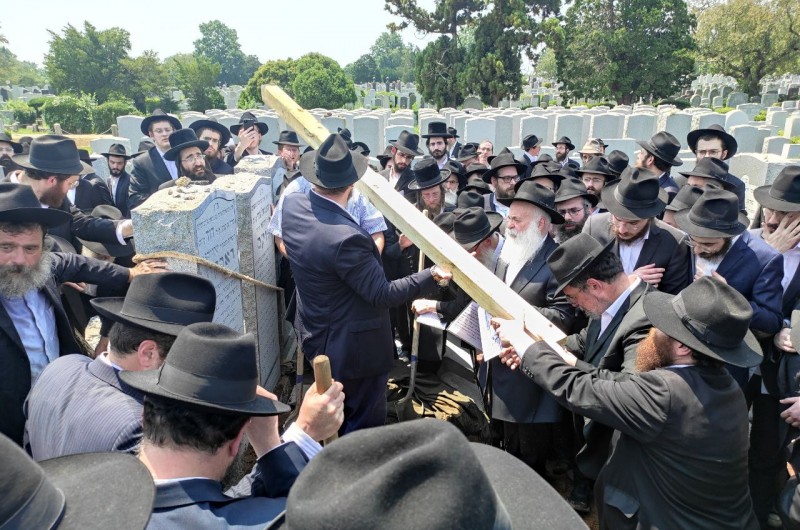 לא ימיש מתוך האוהל: הלוויית ר' יואל כהן זצ