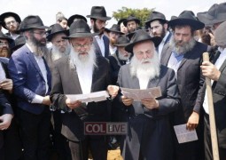 את הקדיש על קברו הפתוח של הגה את הקדיש על קברו הפתוח של הגה