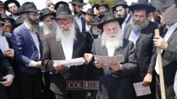 את הקדיש על קברו הפתוח של הגה את הקדיש על קברו הפתוח של הגה